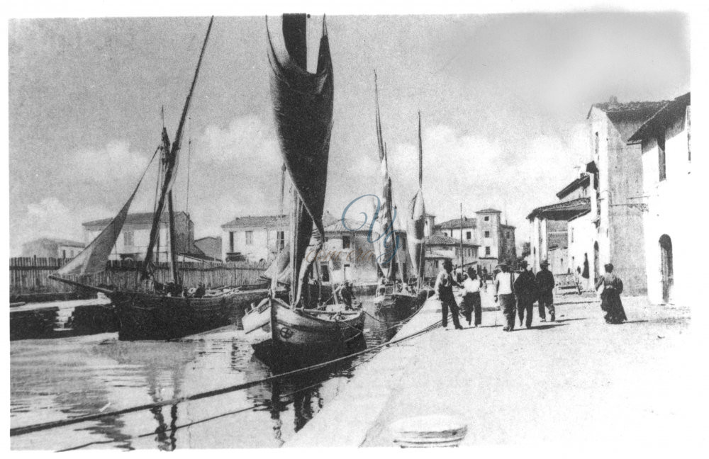 Barche da pesca nel Canale Viareggio Anno 1900