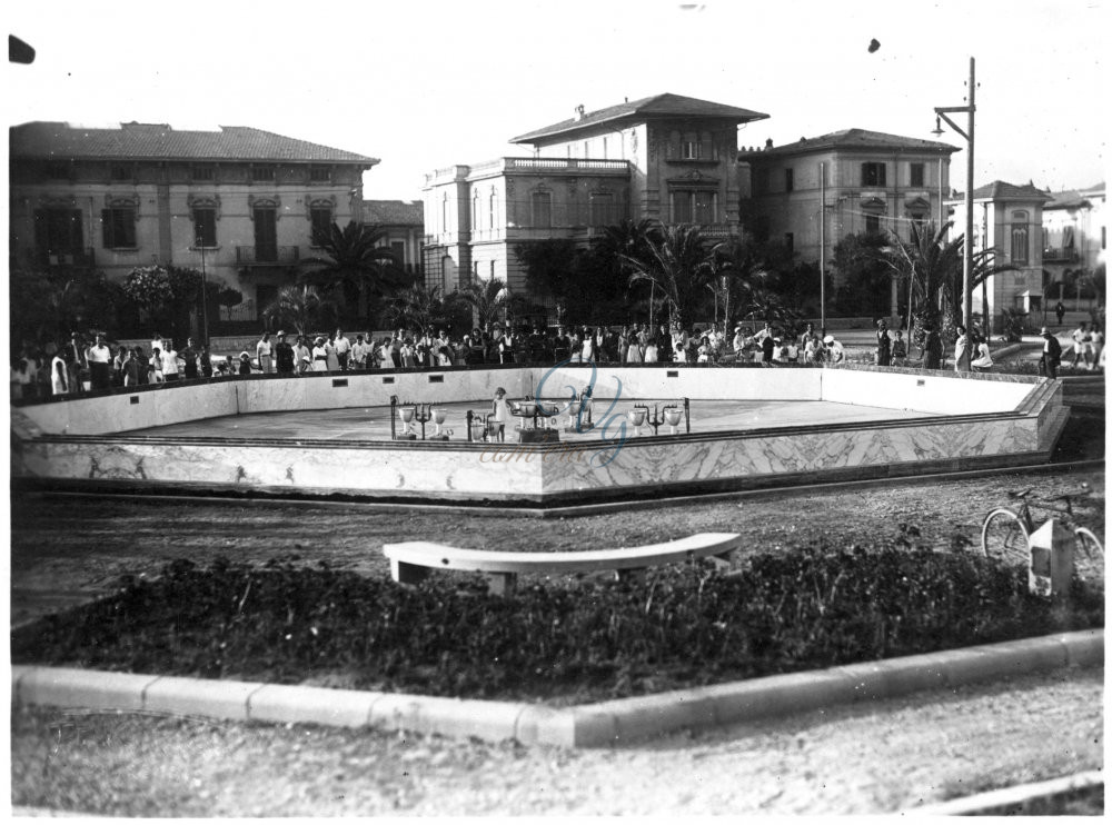 Inaugurazione fontana piazza Amedeo Viareggio Anno 1933