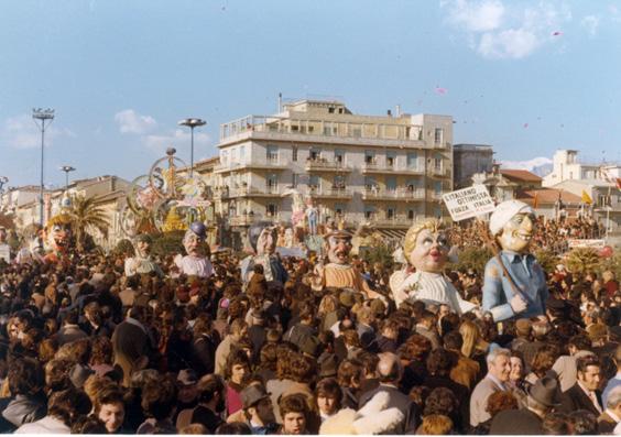 L’italiano ottimista forza Italia di Giovanni Pardini - Mascherate di Gruppo - Carnevale di Viareggio 1973
