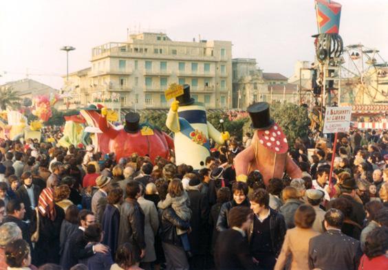 I blasonati del giorno di Paolo Lazzari - Mascherate di Gruppo - Carnevale di Viareggio 1977